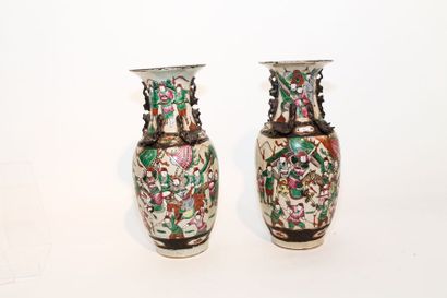 CHINE - Nankin Paire de vases à décor de guerriers en émaux polychromes dits de la...
