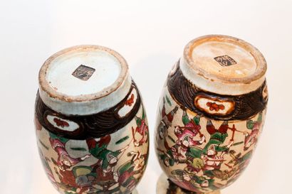 CHINE - Nankin Paire de vases à décor de guerriers en émaux polychromes dits de la...