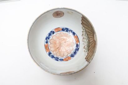 EXTRÊME-ORIENT Ensemble de porcelaines, XVIII-XIXe, cinq pièces (jatte carrée à angles...