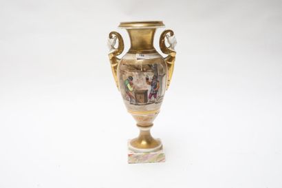 BRUXELLES ou PARIS Petit vase en amphore à décor polychrome et or d'une scène à la...