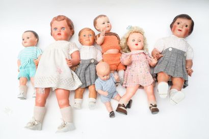 Lot de sept poupées en celluloïde, habillées,...