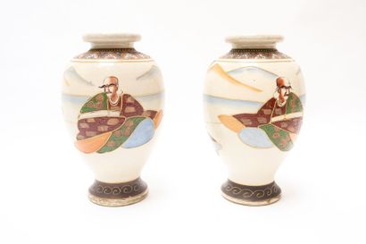 JAPON Paire de vases à décor en miroir d'émaux de Satsuma, circa 1930, grès porcelaineux,...