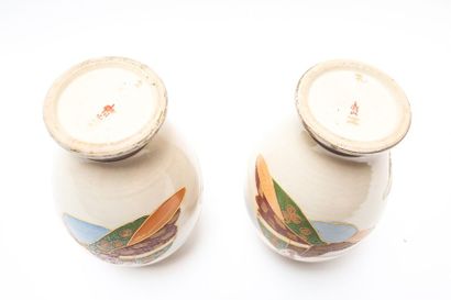 JAPON Paire de vases à décor en miroir d'émaux de Satsuma, circa 1930, grès porcelaineux,...