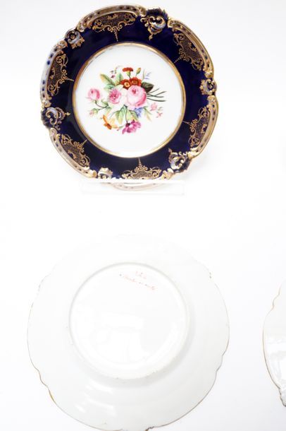 L'Escalier de Cristal - Paris Suite de huit assiettes Rocaille à décor floral polychrome...