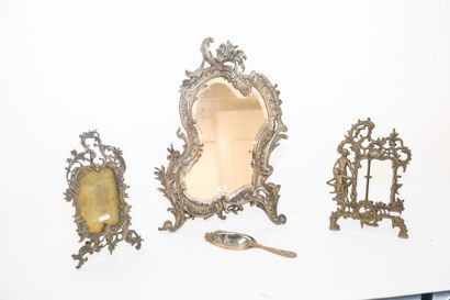 null Ensemble Rocaille, fin XIXe, bronze, trois pièces (miroir de table, h. 52 cm...
