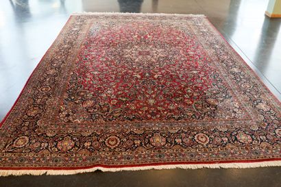 null Grand tapis persan de style Isfahan à motifs floraux sur champ garance, 407x265...