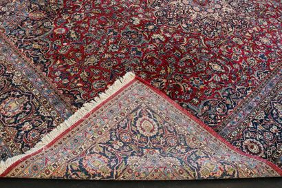 null Grand tapis persan de style Isfahan à motifs floraux sur champ garance, 407x265...