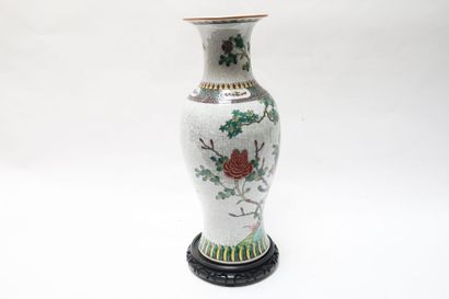 CHINE Grand vase de forme balustre à décor de phénix en émaux dits de la famille...