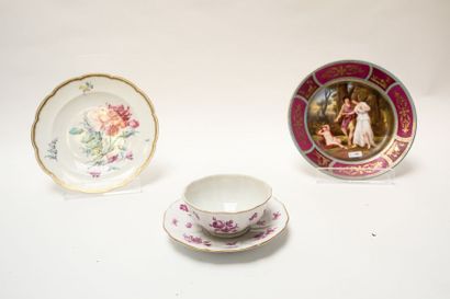 VIENNE "Cupid und Cephisa", XIXe, assiette en porcelaine à décor polychrome rehaussé...