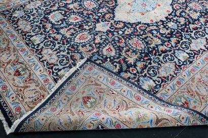 null Grand tapis persan de style Isfahan à motifs floraux sur champ bleu nuit, 353x257...
