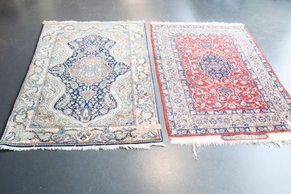 null Deux petits tapis persans de style Isfahan à motifs floraux, le premier sur...
