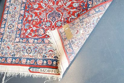 null Deux petits tapis persans de style Isfahan à motifs floraux, le premier sur...