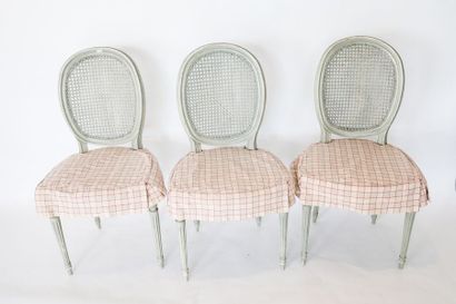 null Suite de huit chaises cannées de style Louis XVI à médaillon en cabriolet, début...