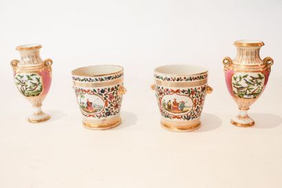 BRUXELLES ou PARIS Paire de petits vases ansés en urne à décor polychrome et or d'oiseaux...