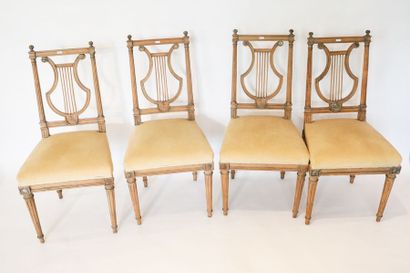 null Suite de six chaises d'époque Louis XVI, dos en lyre, fin XVIIIe, hêtre mouluré...