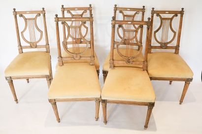 null Suite de six chaises d'époque Louis XVI, dos en lyre, fin XVIIIe, hêtre mouluré...