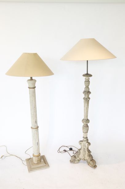 null Deux lampadaires, le premier en pique-cierge tripode, le second en colonne,...