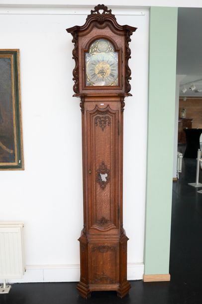 LIEGE Horloge de parquet, fin XVIIIe, chêne ciré mouluré et sculpté, cadran signé...