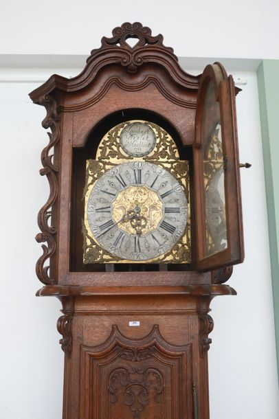 LIEGE Horloge de parquet, fin XVIIIe, chêne ciré mouluré et sculpté, cadran signé...