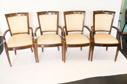 null Suite de quatre fauteuils en cabriolet, mi-XXe, bois verni, h. 90 cm, l. 53...