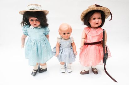 UNICA Trois poupées en composition ou en celluloïde, habillées, marquées, avec supports,...