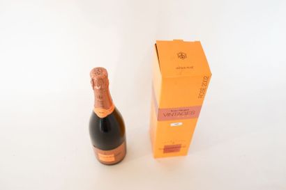 CHAMPAGNE Rosé effervescent, Veuve Cliquot-Ponsardin, Vintage 2002, une bouteille...
