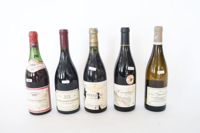 BOURGOGNE Rouge, trois bouteilles :

- (VOUGEOT), La Grande Cave 1964, une bouteille...