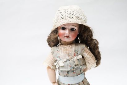 SFBJ Poupée (avec sa poupée miniature) à tête en biscuit de porcelaine, bouche ouverte,...