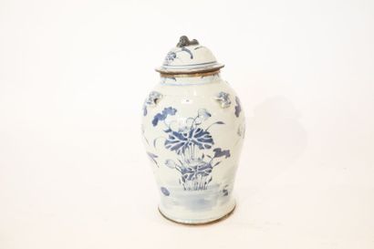 CHINE Potiche à décor bleu et blanc de lotus, quatre petites anses sur l'épaule,...