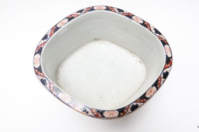 CHINE Cache-pot oblong à décor Imari, dynastie Qing / fin XIXe, porcelaine, marque...
