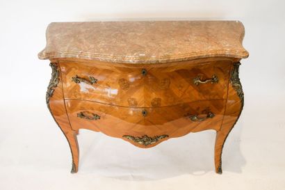 null Commode de style Louis XV ouvrant par deux tiroirs, façade et flancs galbés,...