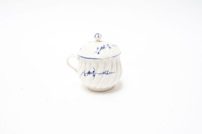 CHANTILLY Pot à jus à côtes torses, décor à la brindille en camaïeu bleu, XVIIIe,...