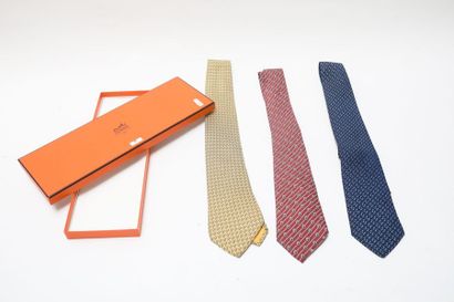 HERMÈS - Paris Trois cravates en soie, avec boîte.