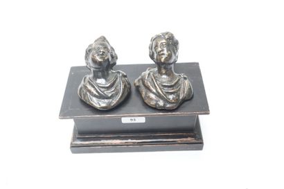 ITALIE Paire de poignées en buste d'après l'antique, XVIIe (?), bronze patiné, montées...