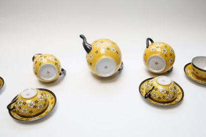 JAPON Service à thé, décor de sakuras sur fond jaune, circa 1930, porcelaine, marque...
