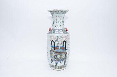 CHINE Grand vase à décor d'émaux polychromes dits de la famille rose de vases fleuris...