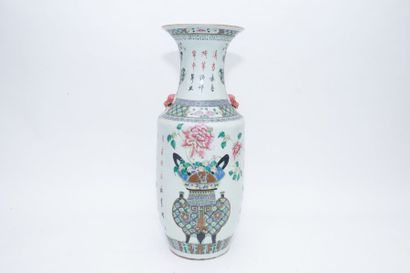 CHINE Grand vase à décor d'émaux polychromes dits de la famille rose de vases fleuris...