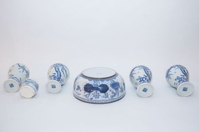 CHINE Ensemble bleu et blanc, République / XXe, porcelaine, six pièces (suite de...