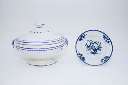 TOURNAI Grande terrine ovale, décor au laurier en camaïeu bleu, XIXe, porcelaine...