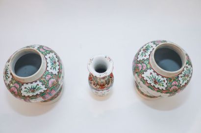 CHINE - CANTON Paire de potiches et petit vase orné de chilongs en relief, décors...