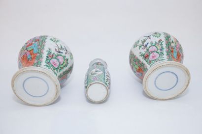 CHINE - CANTON Paire de potiches et petit vase orné de chilongs en relief, décors...