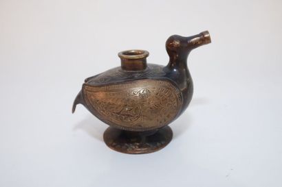 MOYEN-ORIENT Kendi zoomorphe, XXe, bronze patiné et gravé, l. 18 cm.