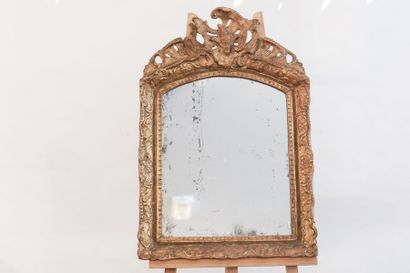 null Miroir d'époque fin Régence, début XVIIIe, bois stuqué et doré, 92x62 cm [altérations...