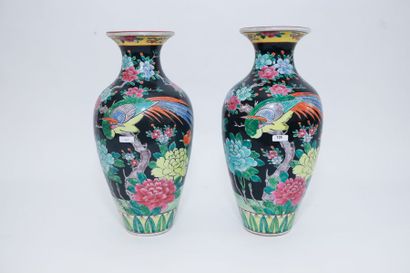 JAPON Paire de vases-maillets à épaule arrondie, décor naturaliste d'émaux polychromes...
