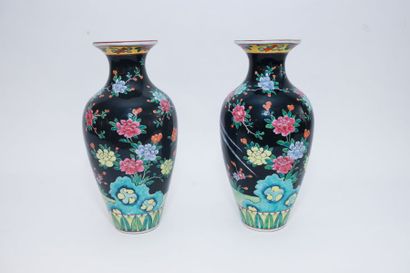 JAPON Paire de vases-maillets à épaule arrondie, décor naturaliste d'émaux polychromes...