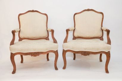null Paire de fauteuils à la reine d'époque Louis XV, mi-XVIIIe, hêtre mouluré et...