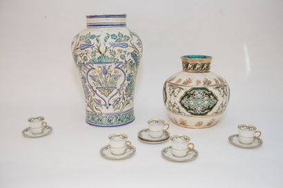 null PROCHE-ORIENT, deux vases à décors polychromes, XXe, faïence, marqués et datés,...