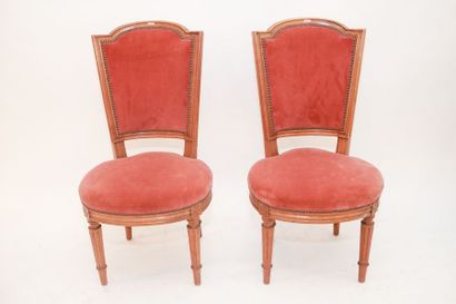null Paire de chaises basses en cabriolet de style Louis XVI, XXe, bois verni mouluré,...
