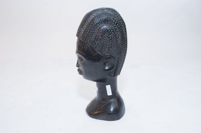 ART TRIBAL Buste, XXe, ébène sculpté, h. 26 cm [petits manques].