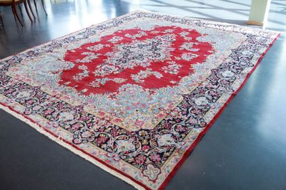 null Grand tapis persan de style Kerman à motifs floraux sur champ garance, 400x311...